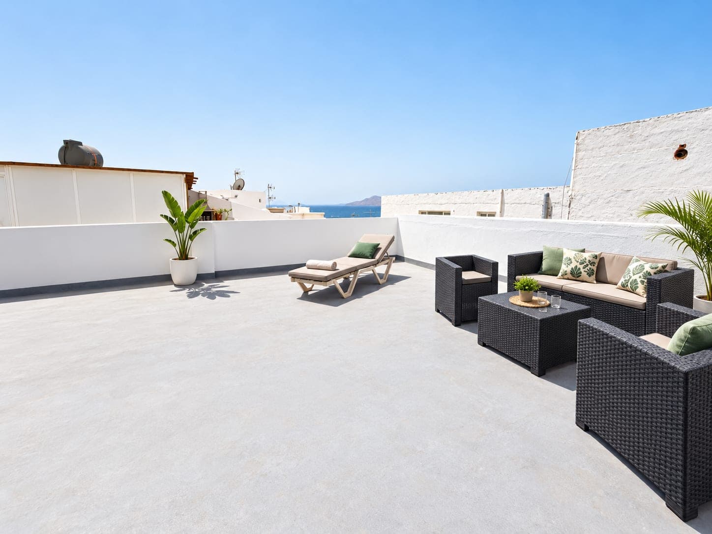 APARTAMENTO CON AZOTEA PRIVADA JUNTO AL VARADERO PUERTO DEL CARMEN, LANZAROTE — imagen 1