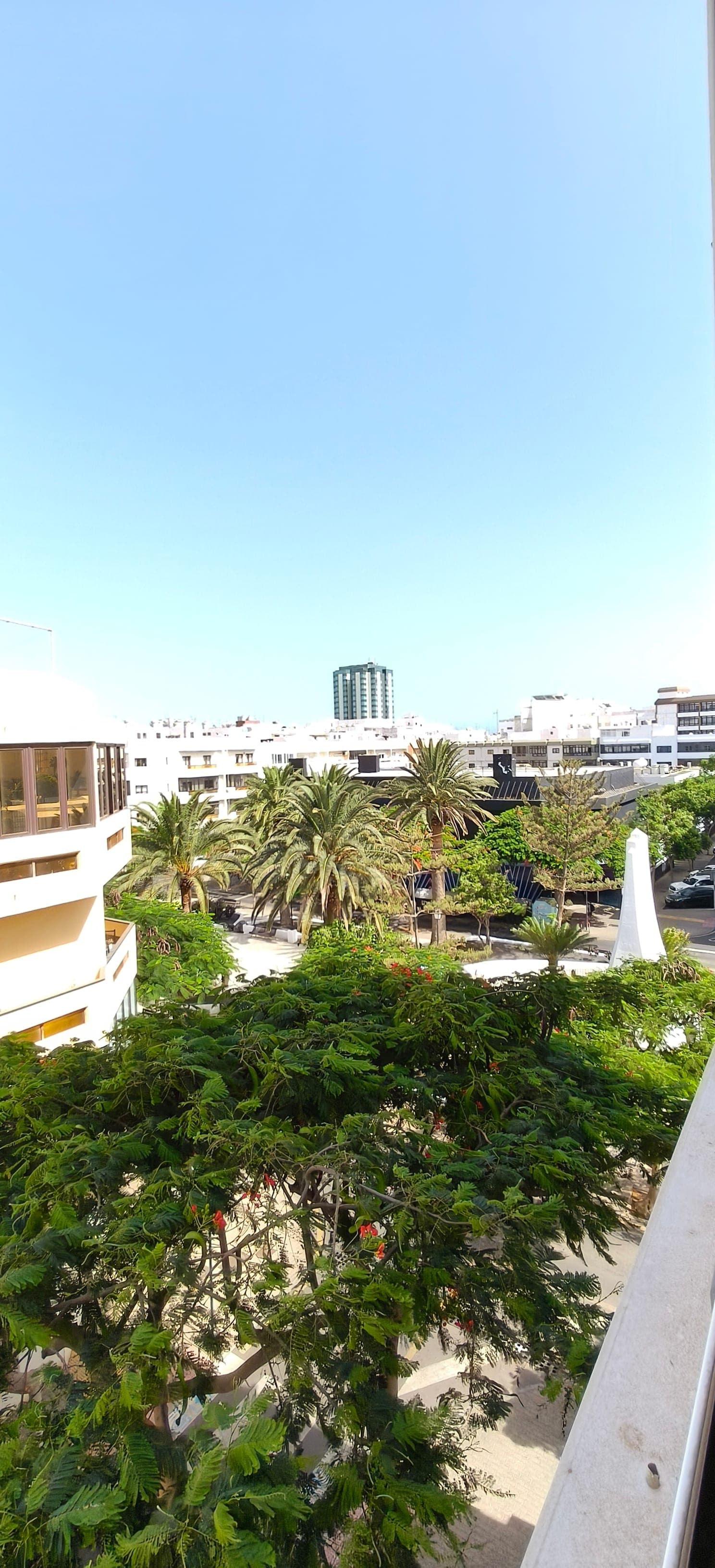 AMPLIA VIVIENDA DE CUATRO HABITACIONES CON GARAJE EN EL CENTRO DE ARRECIFE — imagen 1