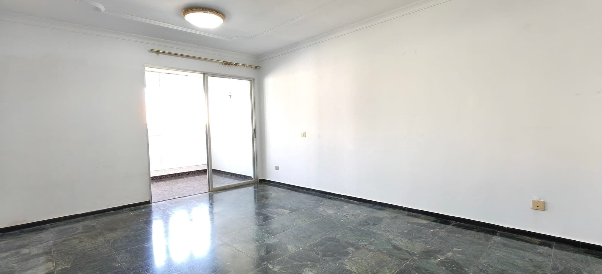 AMPLIA VIVIENDA DE CUATRO HABITACIONES CON GARAJE EN EL CENTRO DE ARRECIFE — imagen 3