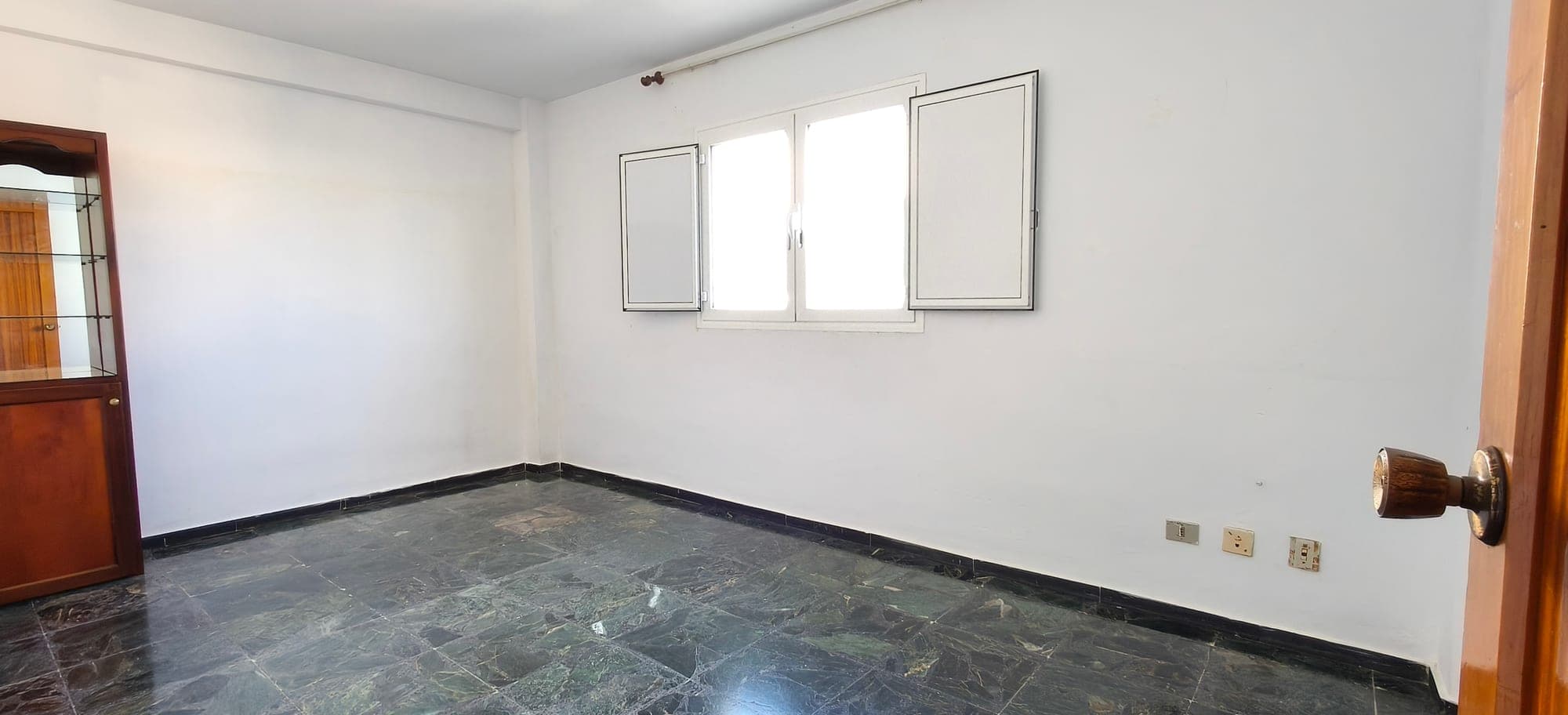 AMPLIA VIVIENDA DE CUATRO HABITACIONES CON GARAJE EN EL CENTRO DE ARRECIFE — imagen 5