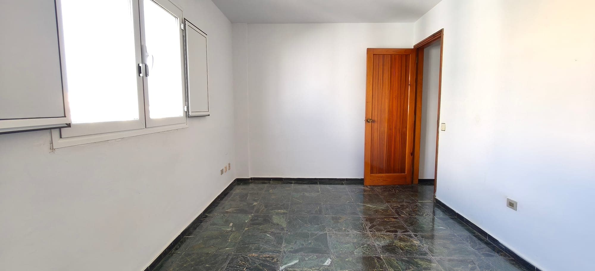 AMPLIA VIVIENDA DE CUATRO HABITACIONES CON GARAJE EN EL CENTRO DE ARRECIFE — imagen 6