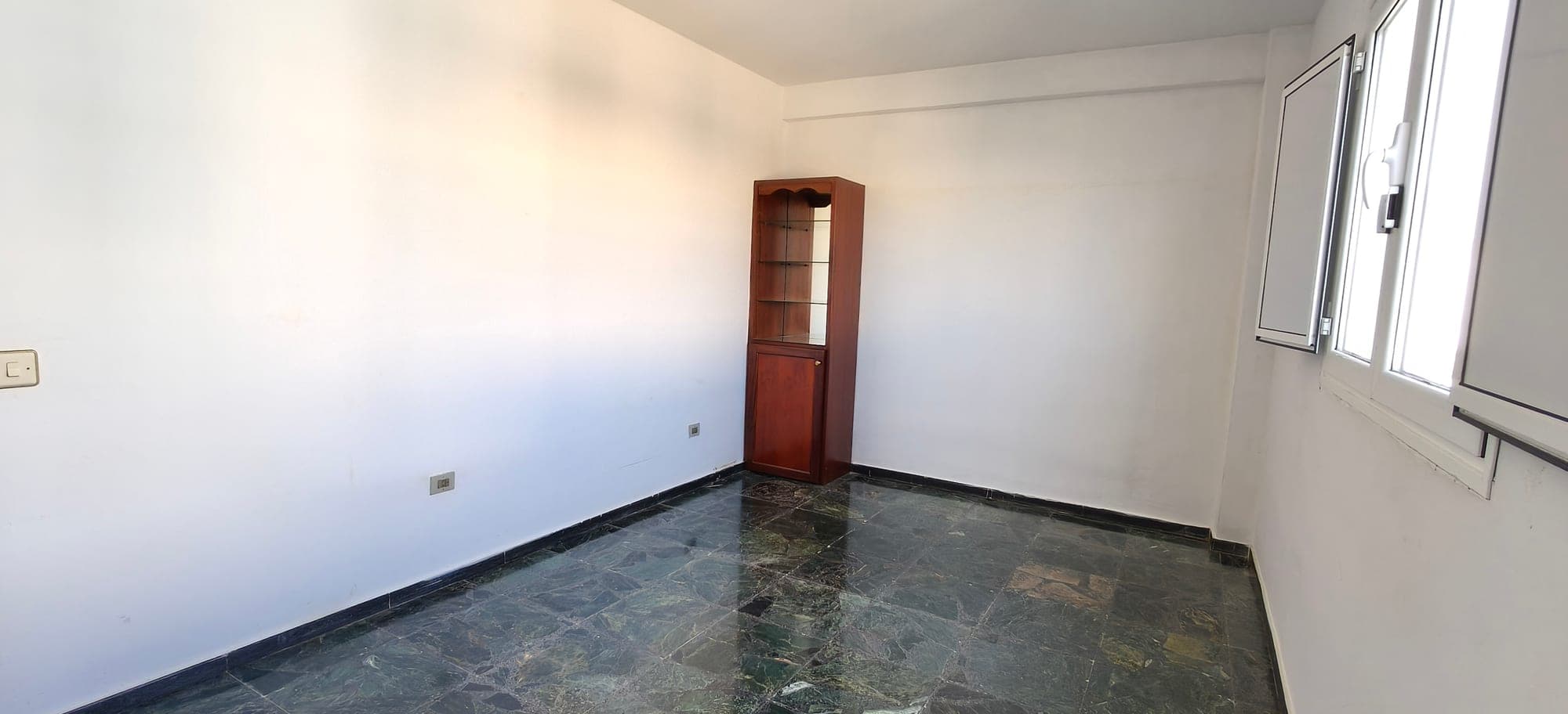 AMPLIA VIVIENDA DE CUATRO HABITACIONES CON GARAJE EN EL CENTRO DE ARRECIFE — imagen 7