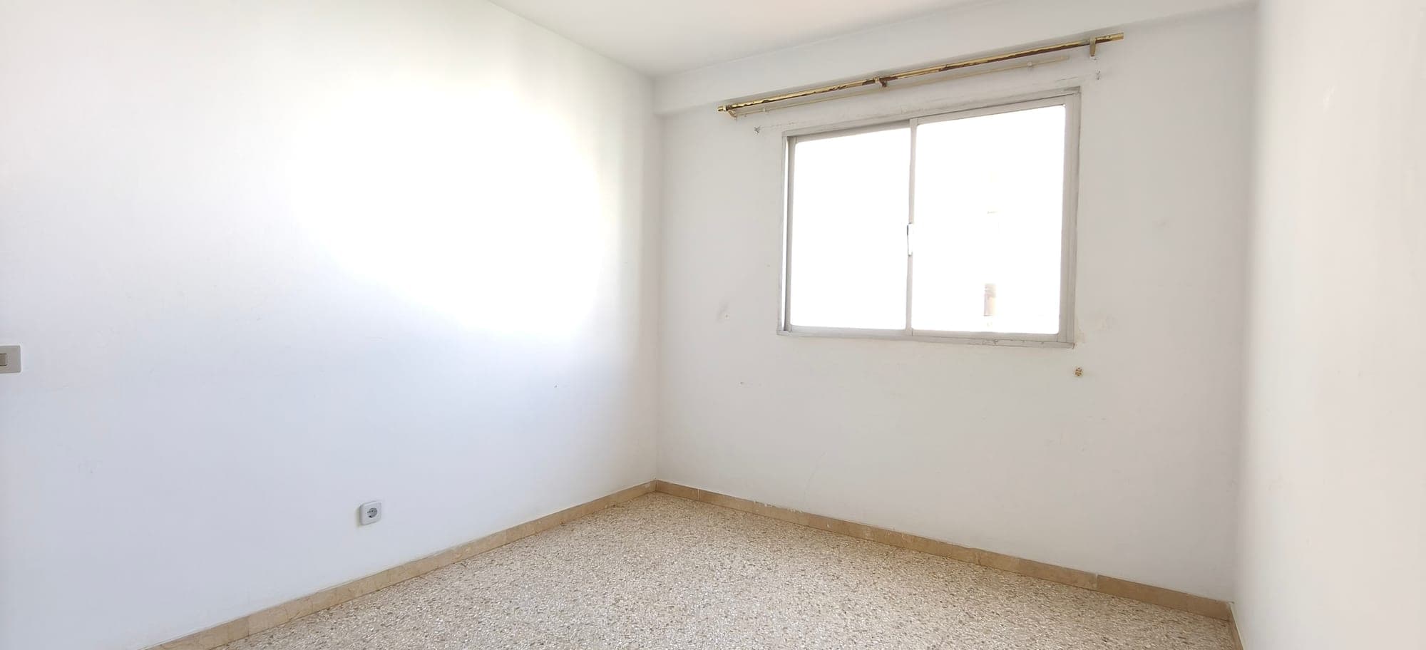 AMPLIA VIVIENDA DE CUATRO HABITACIONES CON GARAJE EN EL CENTRO DE ARRECIFE — imagen 8