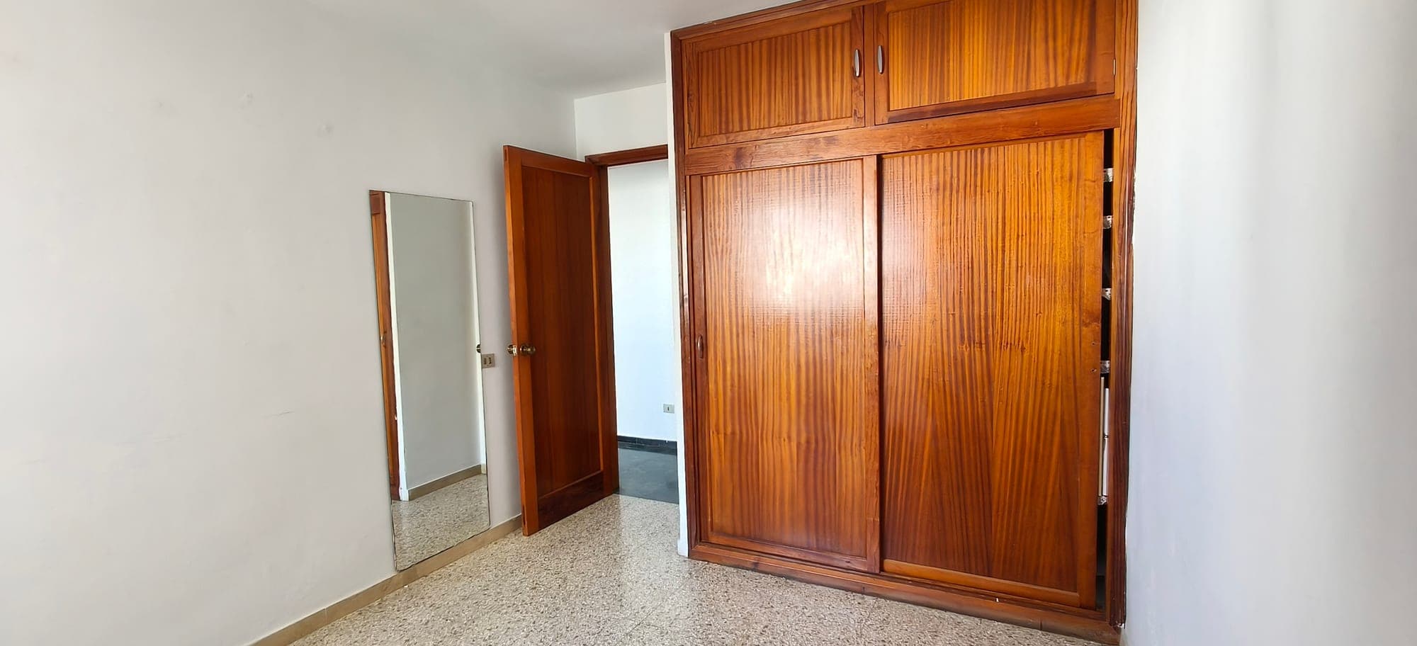 AMPLIA VIVIENDA DE CUATRO HABITACIONES CON GARAJE EN EL CENTRO DE ARRECIFE — imagen 12