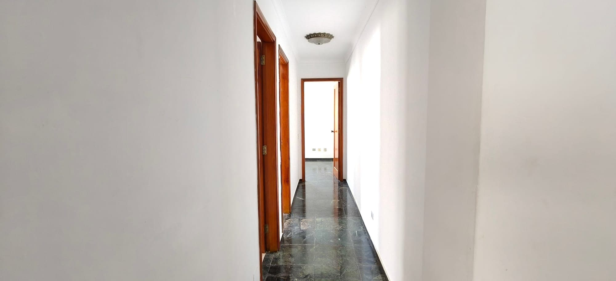 AMPLIA VIVIENDA DE CUATRO HABITACIONES CON GARAJE EN EL CENTRO DE ARRECIFE — imagen 13