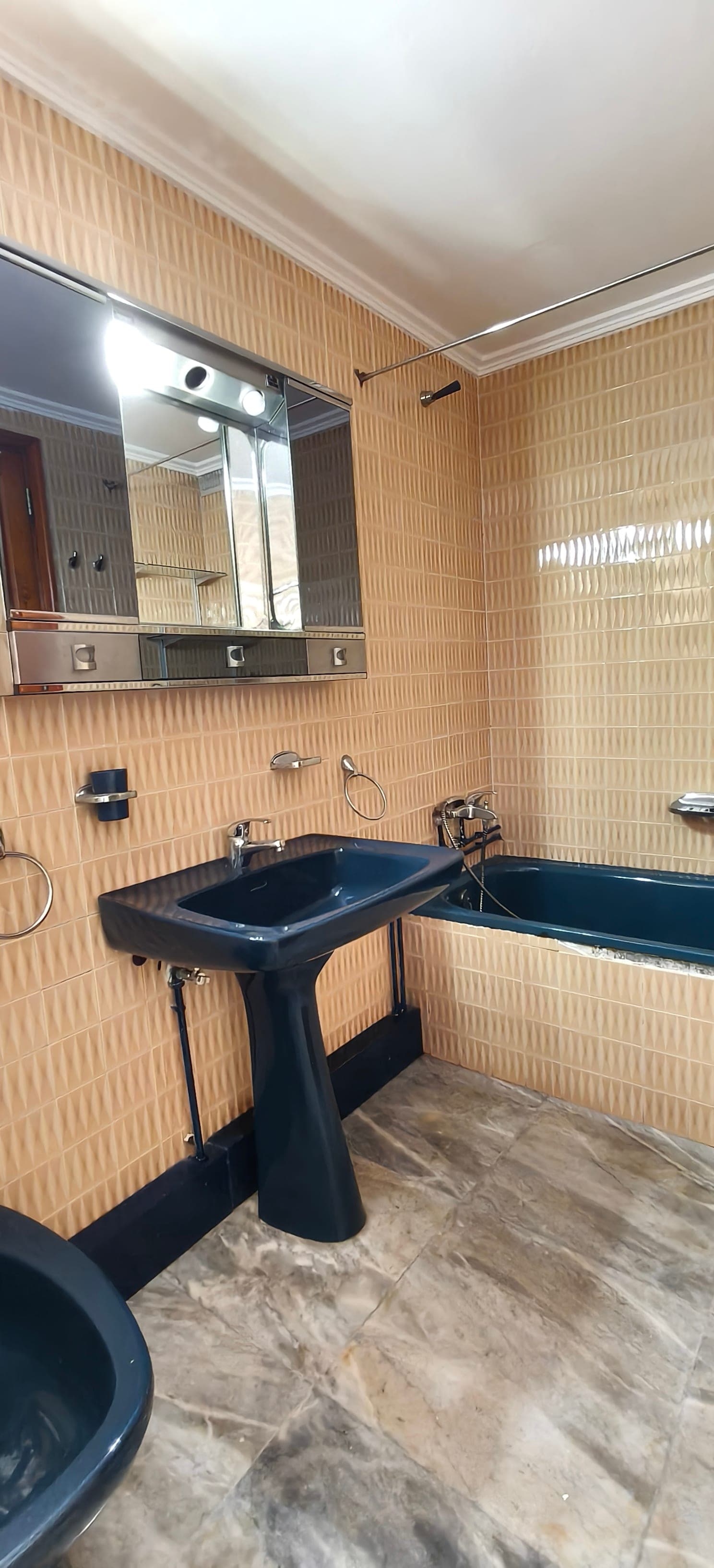 AMPLIA VIVIENDA DE CUATRO HABITACIONES CON GARAJE EN EL CENTRO DE ARRECIFE — imagen 20